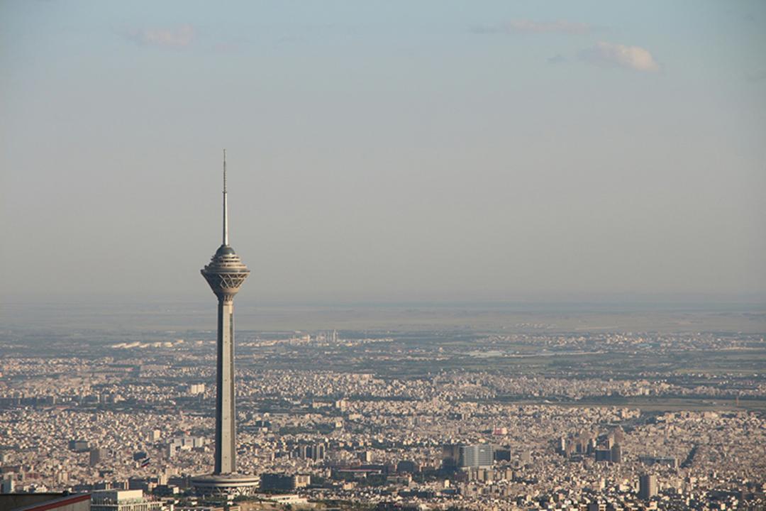 برج میلاد در میان شهر تهران
