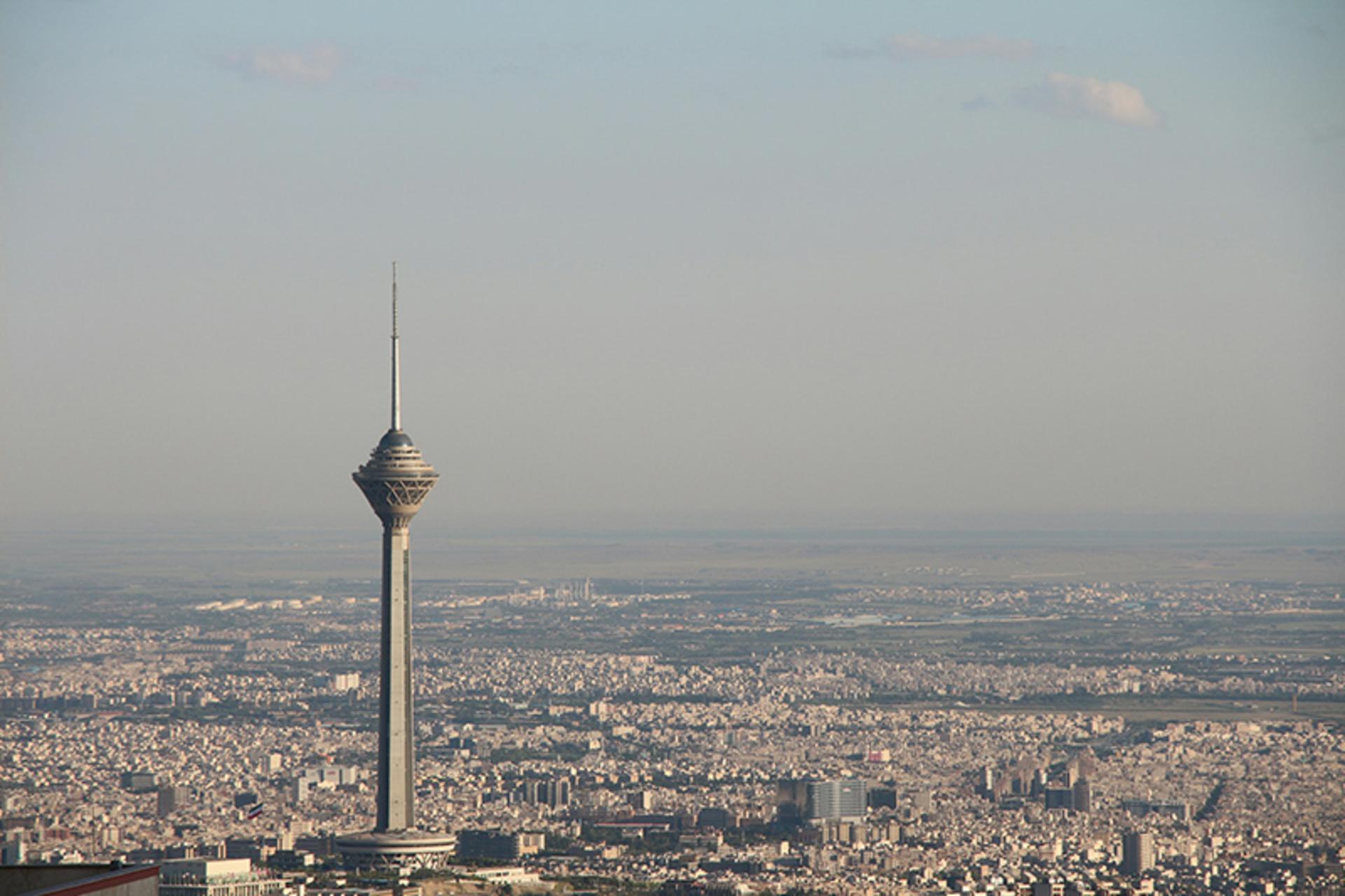 برج میلاد در میان شهر تهران
