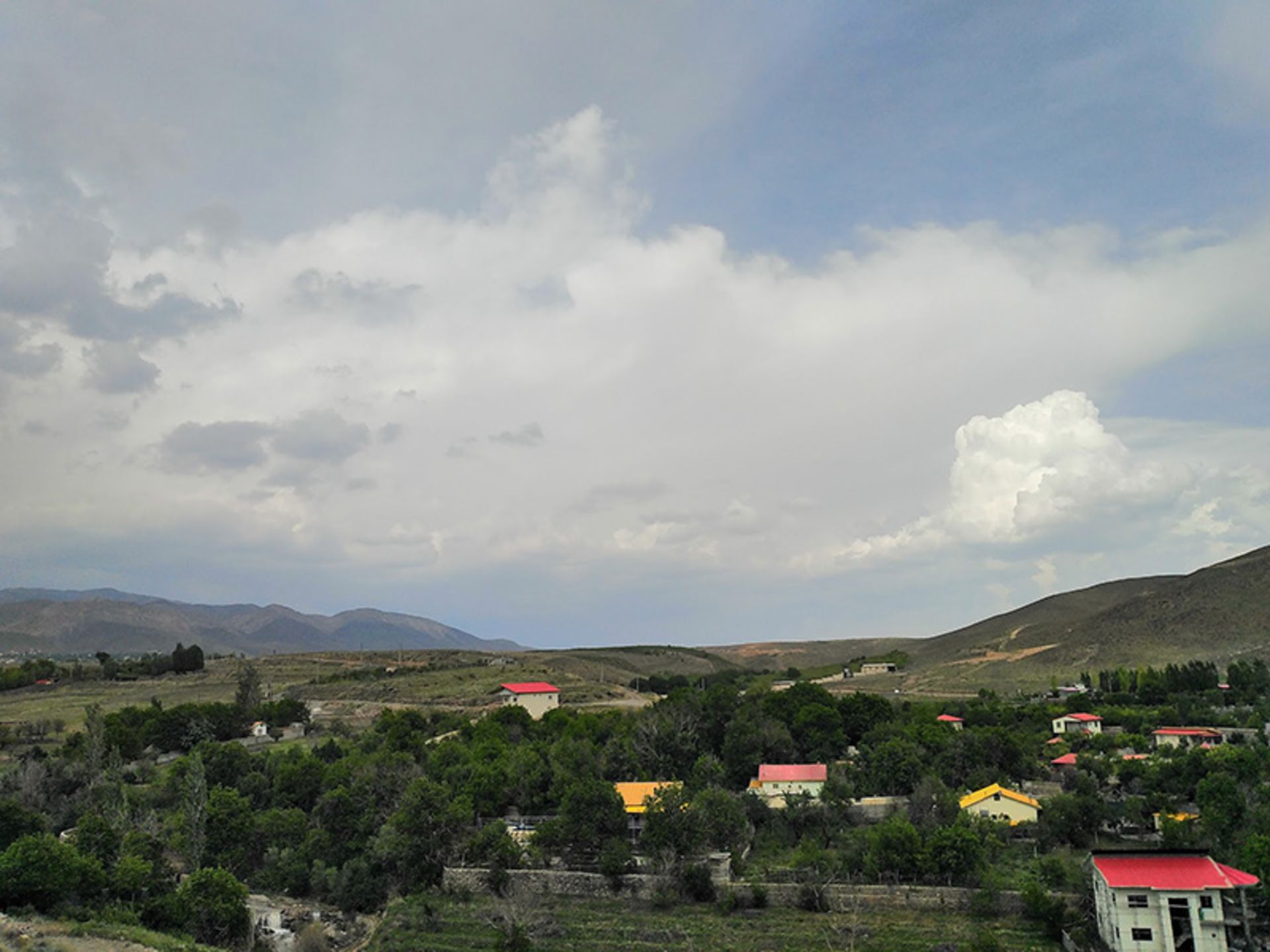 طبیعت سرسبز و خانه های روستای آبسرد