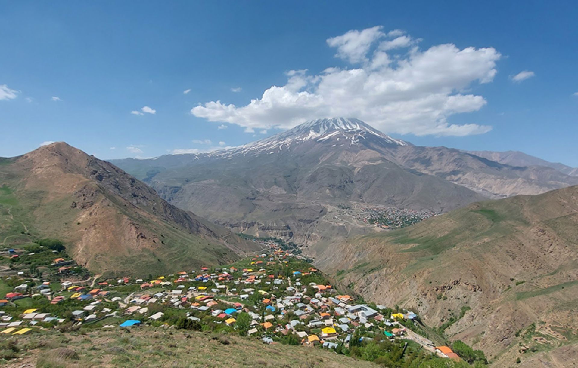روستای ایرا در دره حاشیه قله دماوند