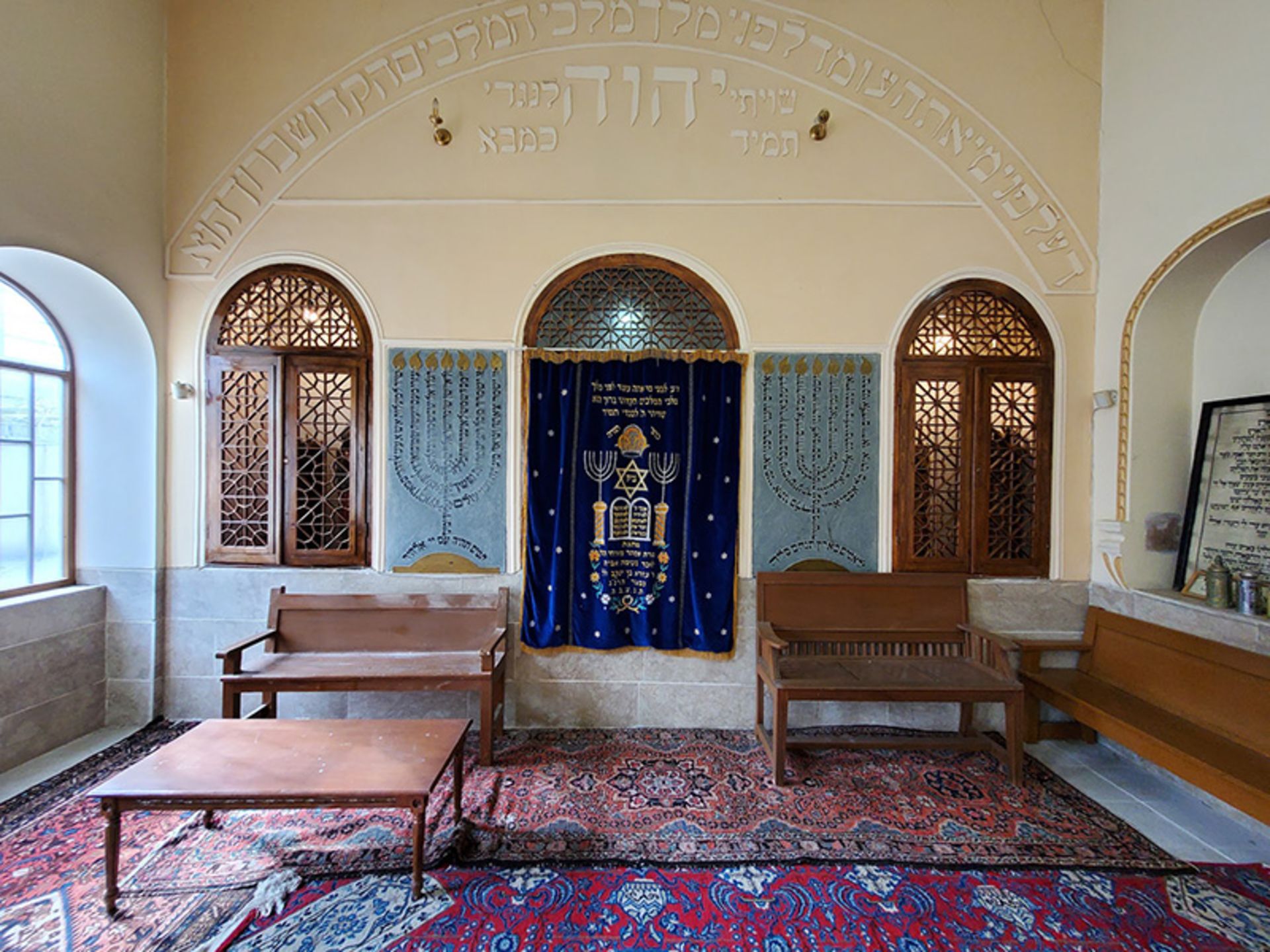 فضای داخلی کنیسه‌ عزرا یعقوب در محله عودلاجان