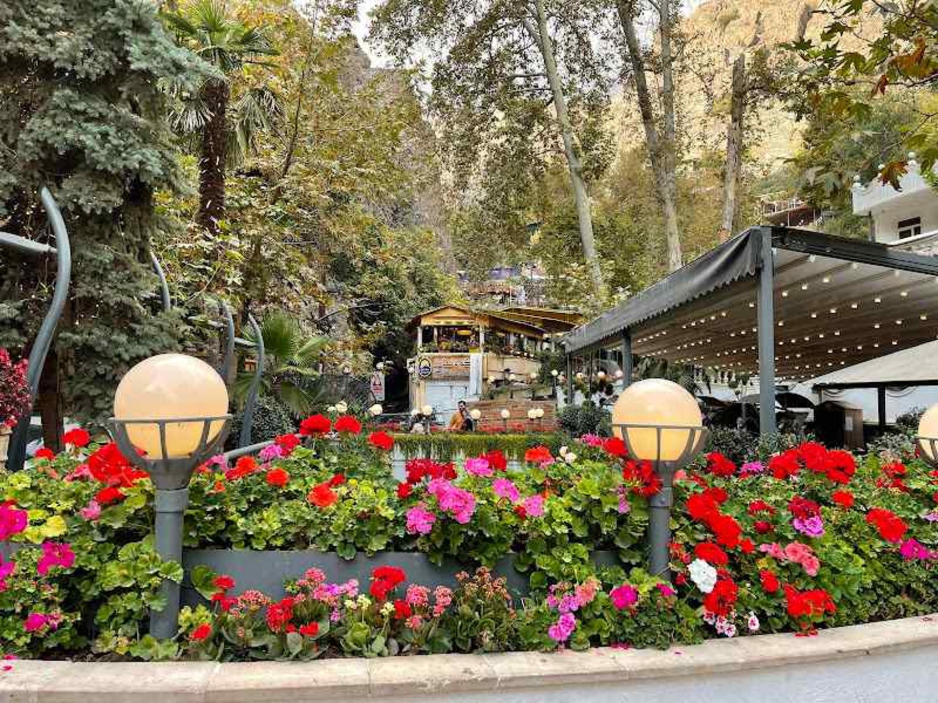 فضای باز باغ رستوران ایرانی دربند