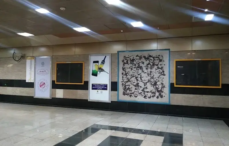 تابلوی چهره هنرمندان در ایستگاه مترو تئاتر شهر