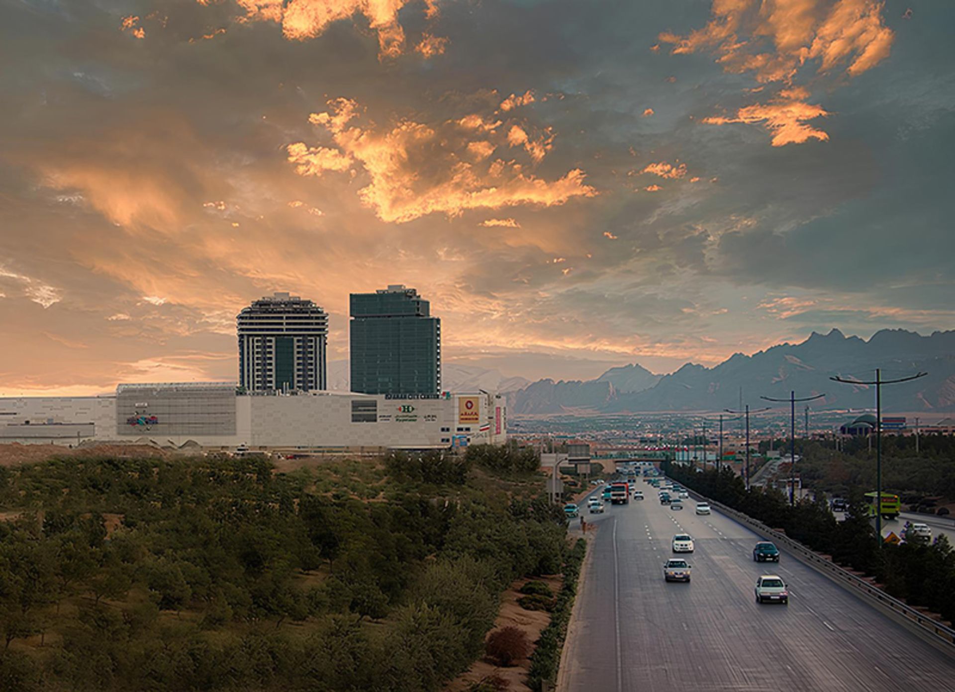 سیتی سنتر اصفهان در حاشیه اتوبان اصفهان-شیراز