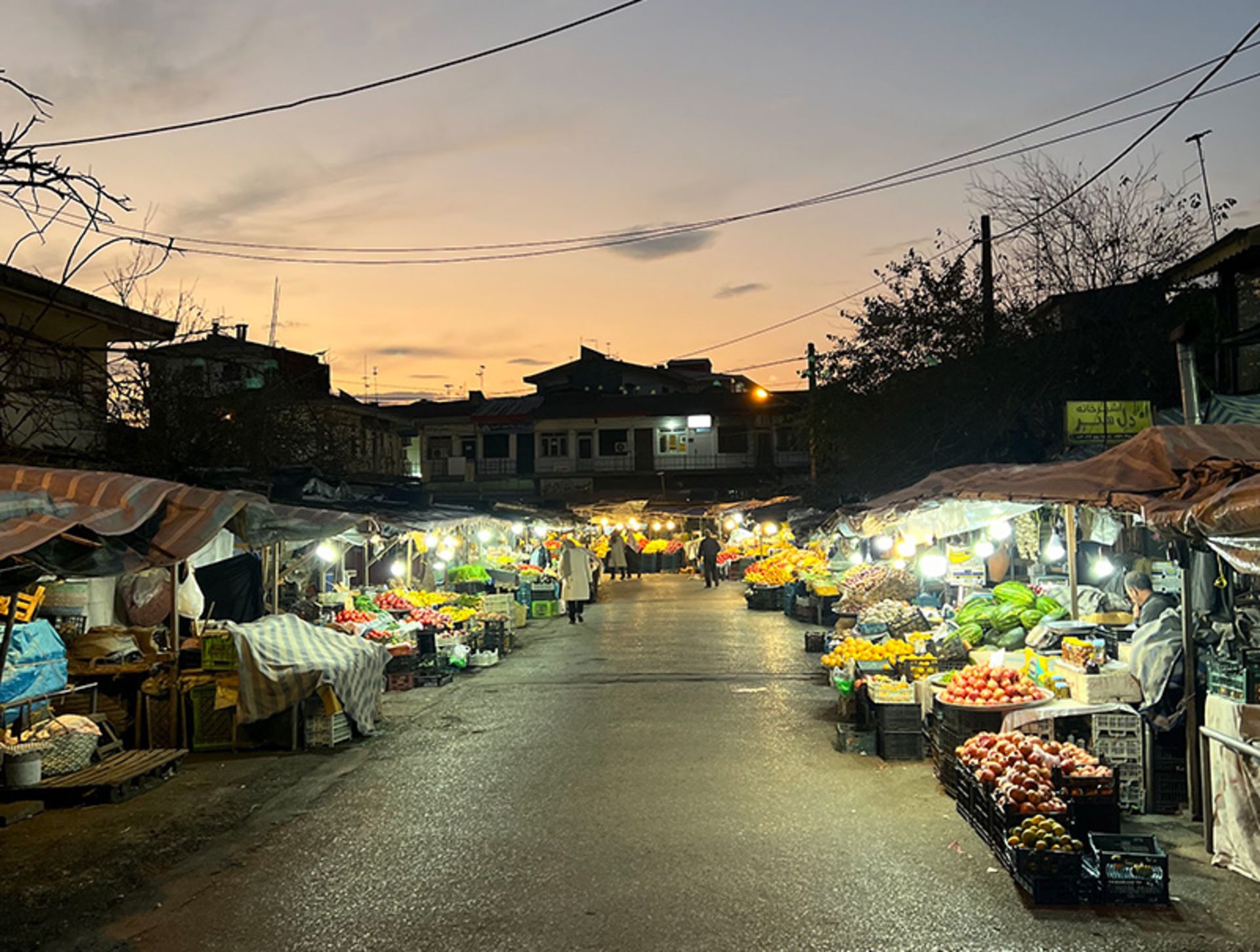 غرفه های میوه فروشی در شنبه بازار انزلی