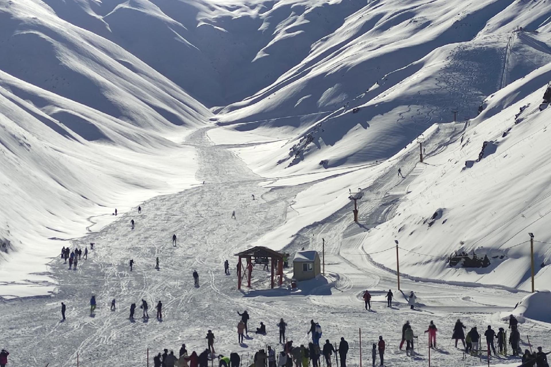 گردشگران در پیست برفی اسکی شیرباد مشهد