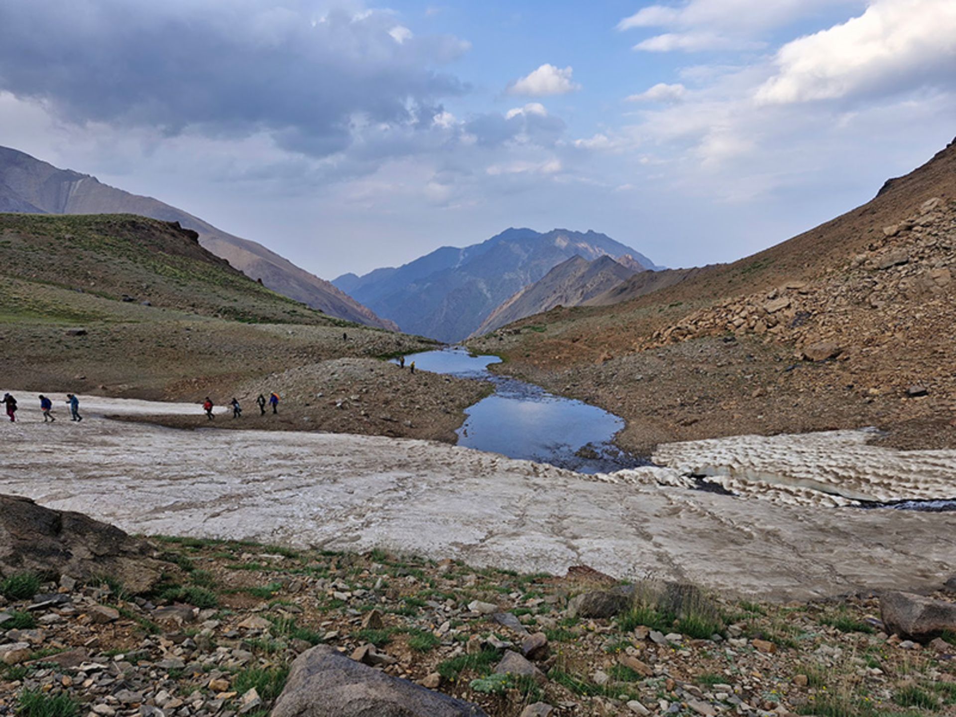 دریاچه حصارچال در میان توده های یخ