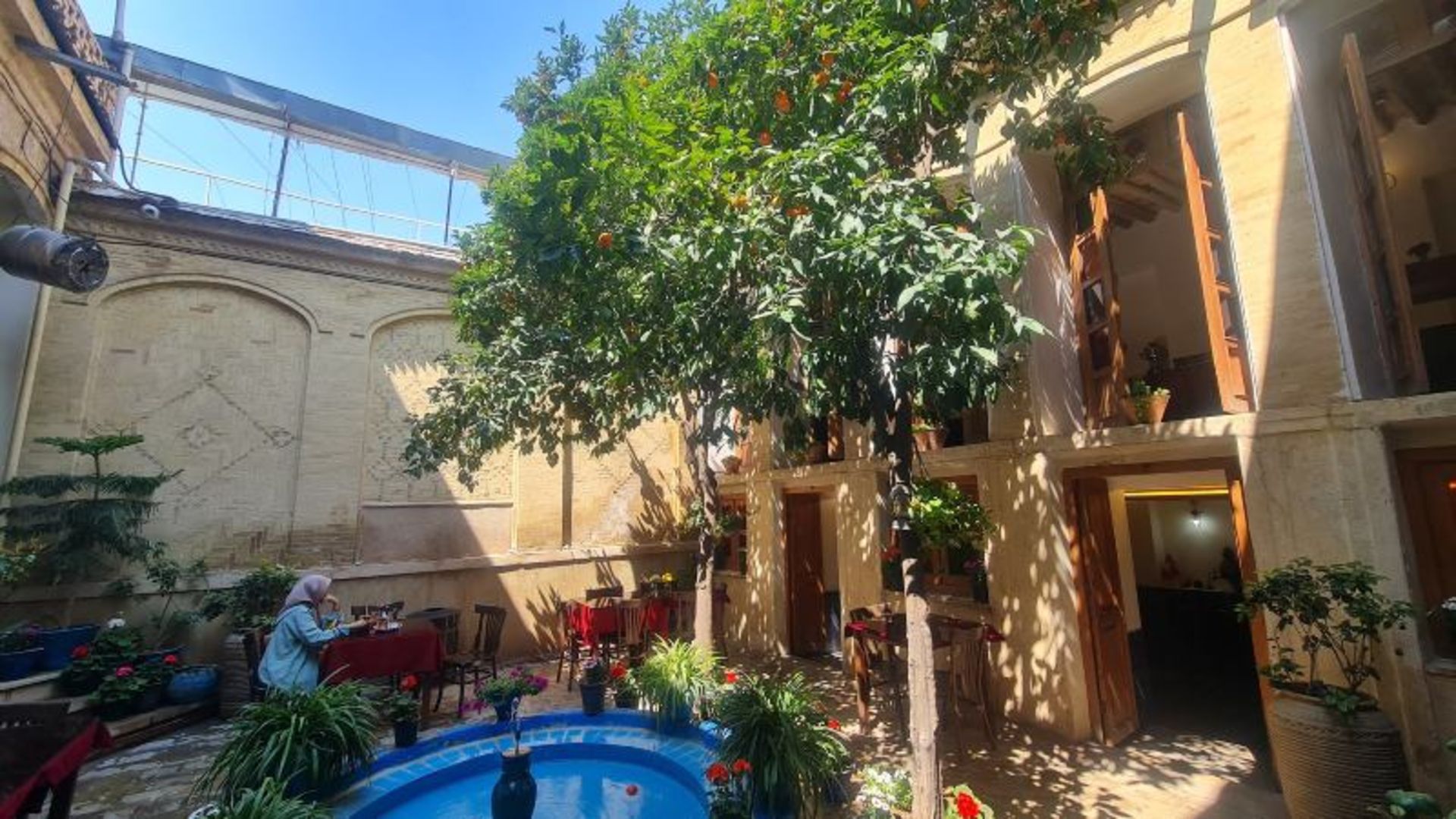 فضای باز رستوران خانه سنتی پرهامی شیراز