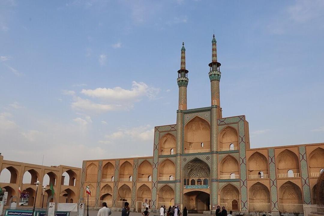 نمای کلی میدان امیرچخماق یزد
