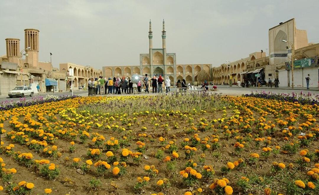 نمای کلی گل‌کاری میدان امیرچخماق یزد