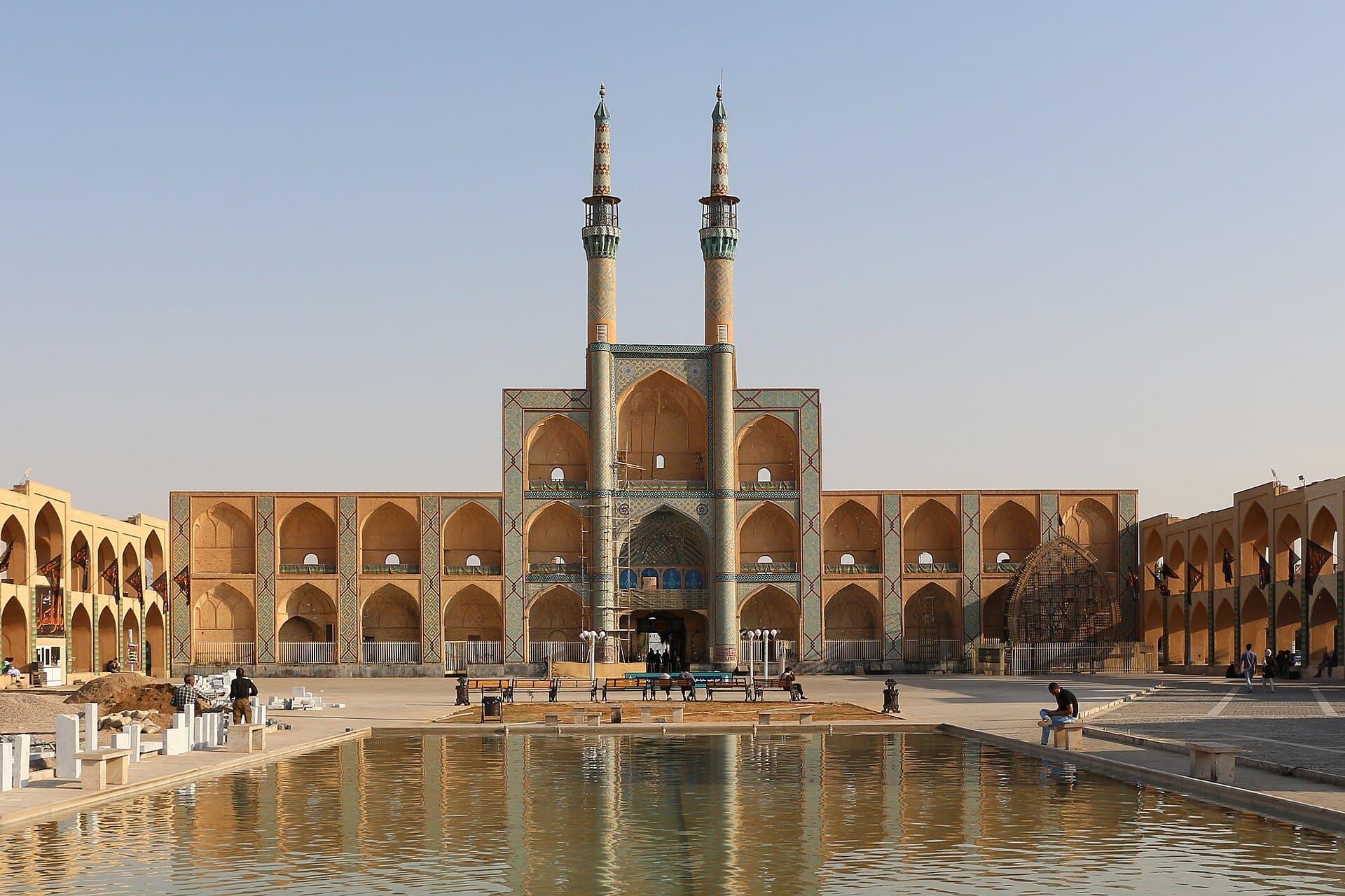 نمایی از میدان امیرچخماق یزد