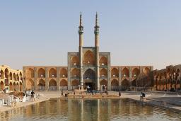 نمایی از میدان امیرچخماق یزد
