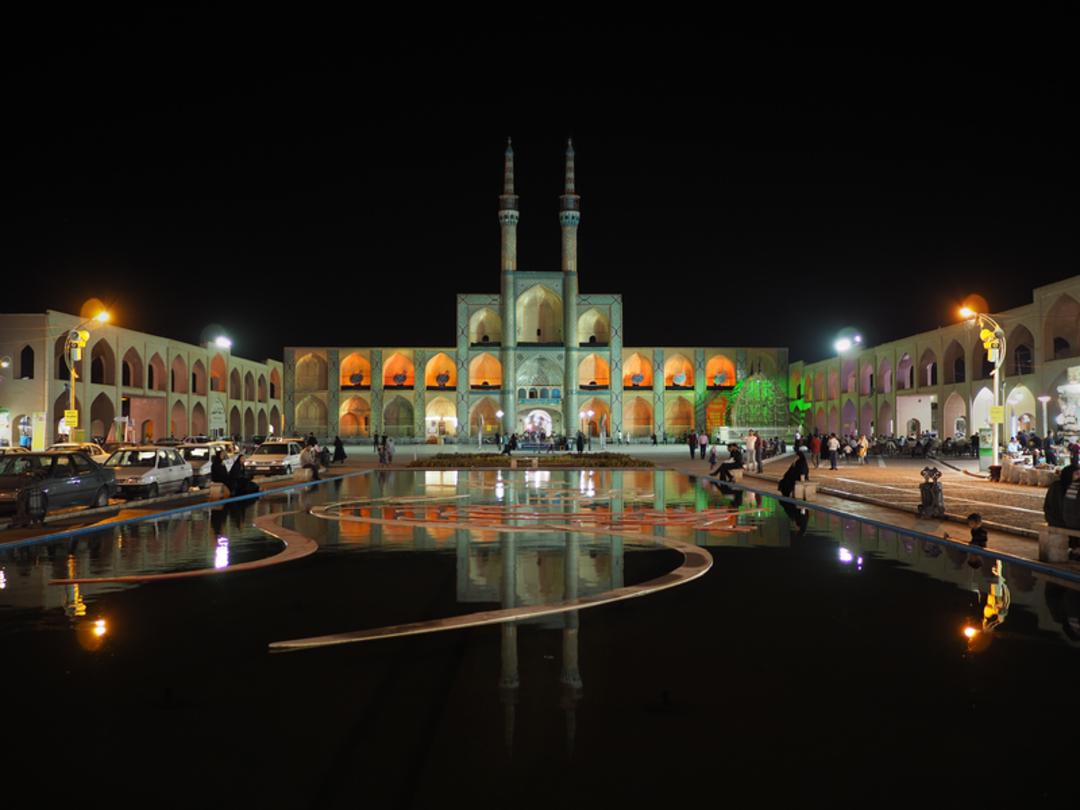 نمایی از میدان امیرچخماق یزد در شب