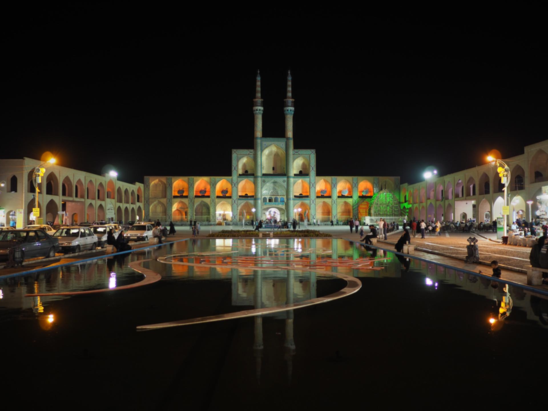 نمایی از میدان امیرچخماق یزد در شب
