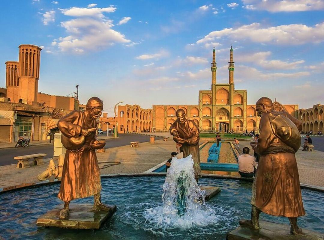 مجسمه‌های فواره‌ای در امیرچخماق یزد