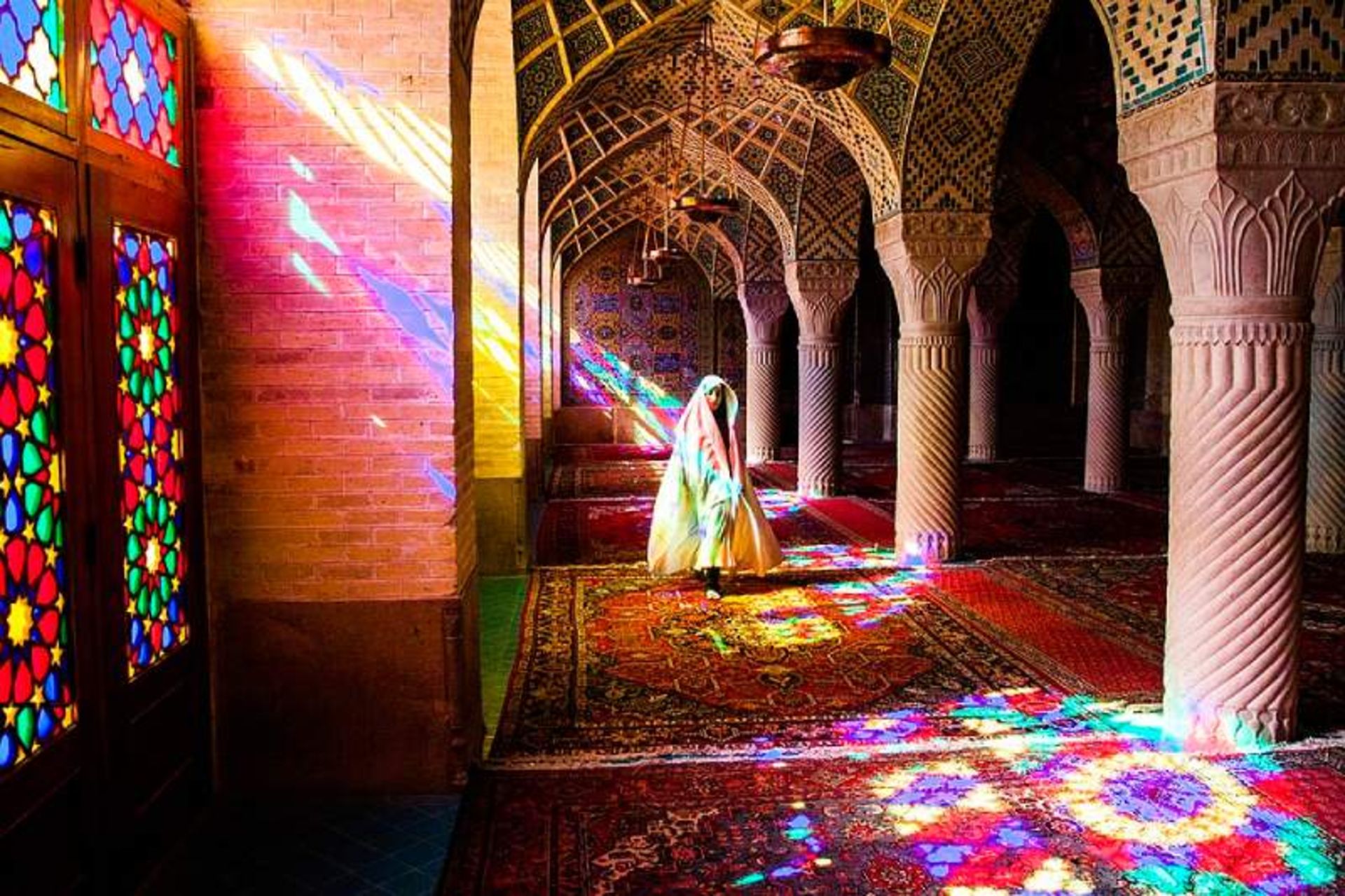 زنی در داخل مسجد نصیرالملک شیراز