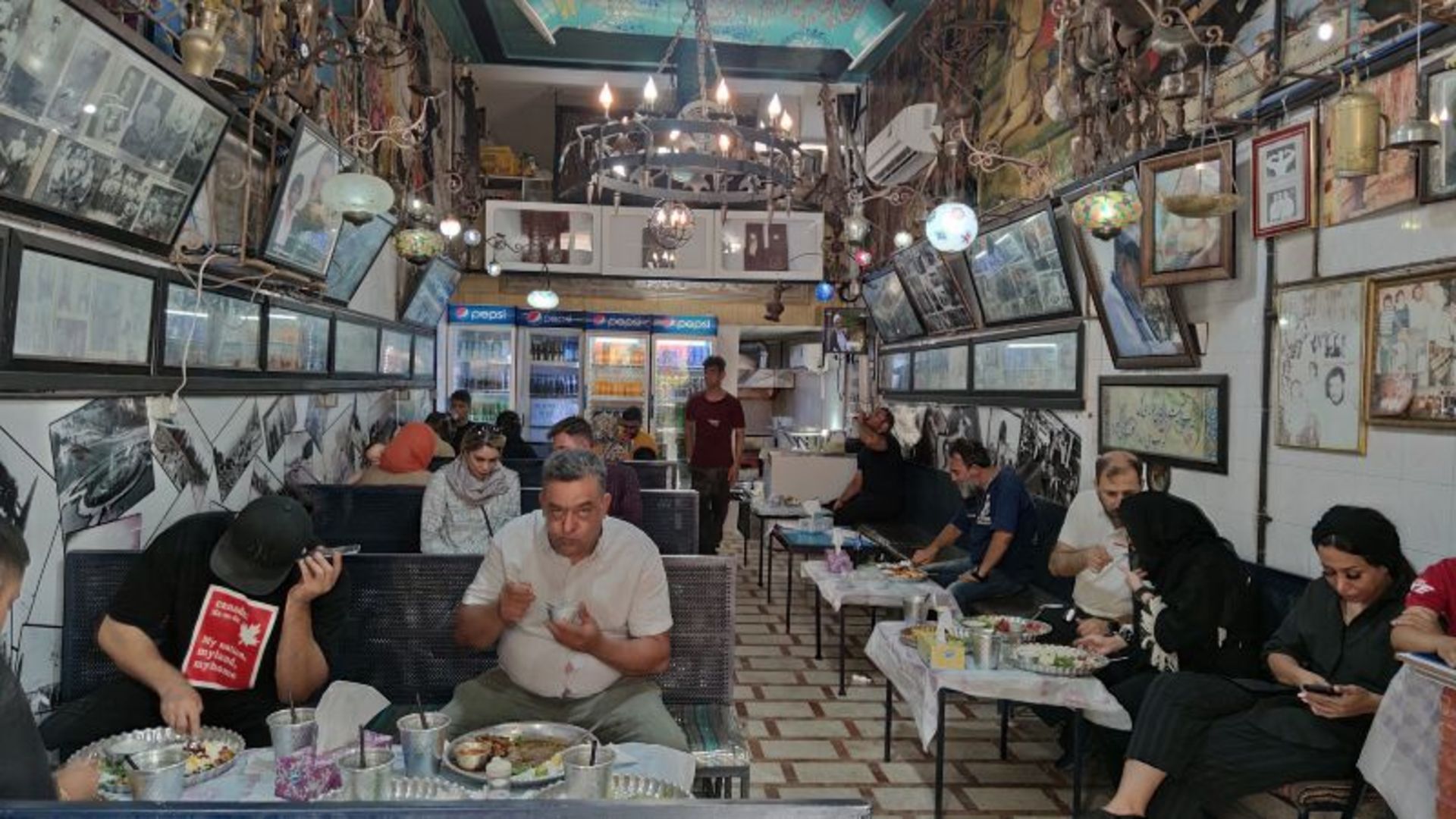 مشتریان در سالن رستوران و شربت‌ خانه سنتی ده بزرگی شیراز