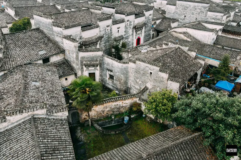 خانه‌های سنتی با سقف‌های سفالی در یک روستای تاریخی در چین