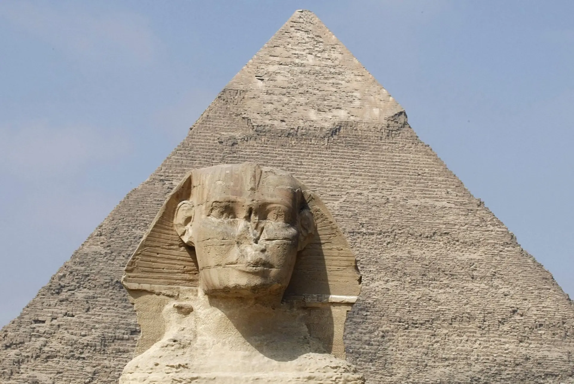مجسمه مصریان باستان روی اهرام مصر