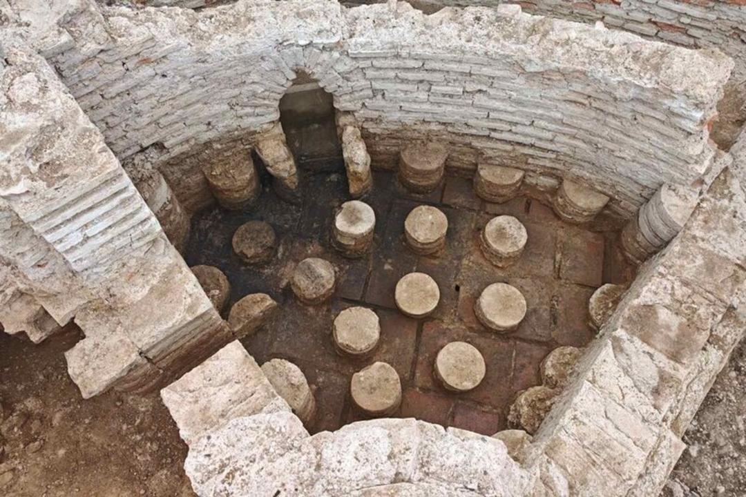 سیستم گرمایش زیرزمینی (Hypocaust) در میان دیوارهای آجری و سنگی قدیمی