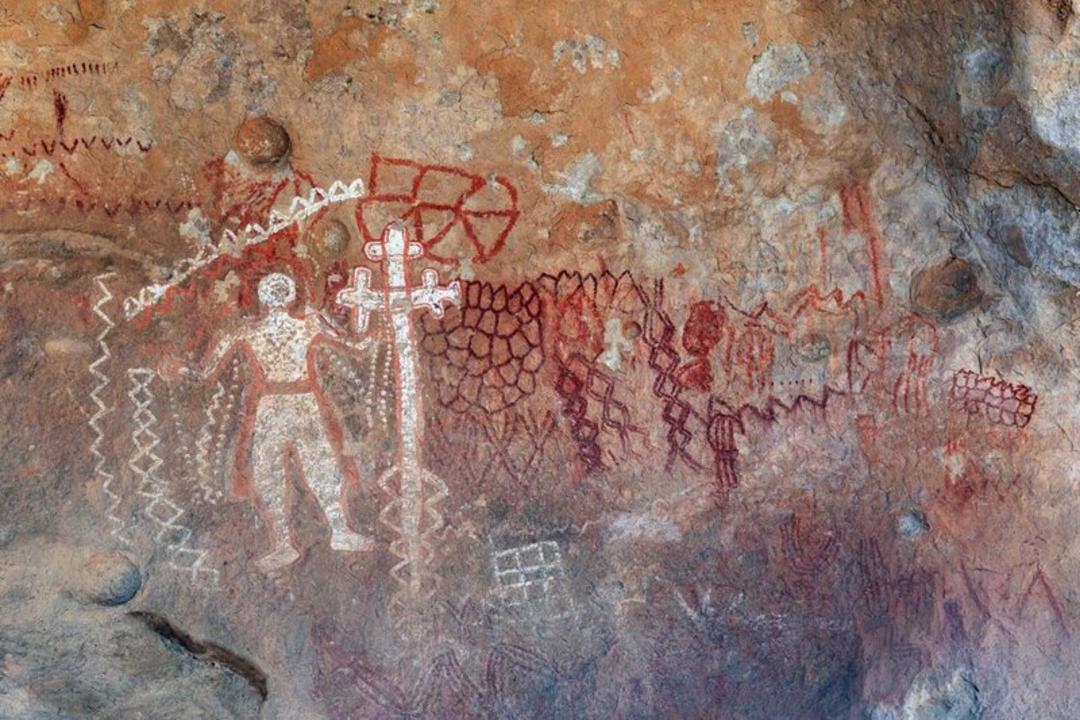 نقاشی‌های صخره‌ای (Rock Paintings) باستانی با طرح‌های انسانی و هندسی روی دیواره غار