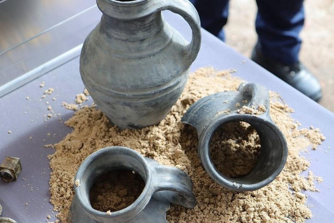 ظروف سفالی قدیمی و گنجینه باستانی کشف شده در لهستان
