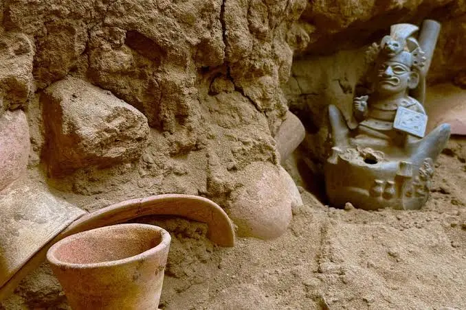 اشیاء سفالی و تندیس‌های باستانی در محل حفاری آرامگاه یک کودک