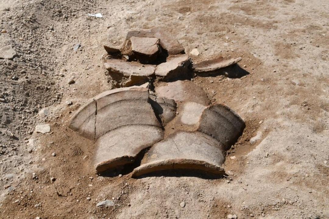 قطعات سفال قدیمی و شکسته در محل حفاری باستانی
