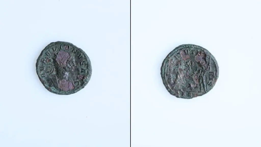 سکه قدیمی روم (Roman coin) با حکاکی‌های باستانی روی سطح فلزی