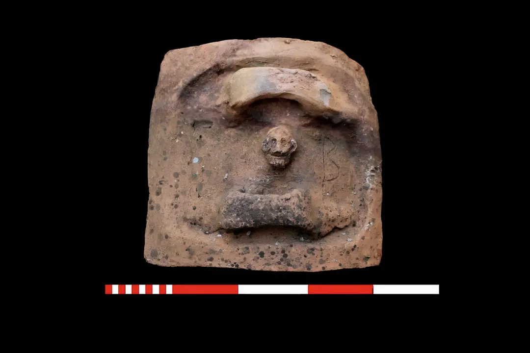 نقش برجسته چهره سیلنوس (Silenus) روی قطعه‌ای از تابوت سفالی دوران روم