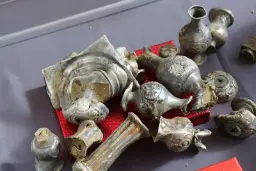 کشف گنجی از جواهرات طلا تا دلار و روبل؛ میراثی که دل قلب شهر جا مانده بود