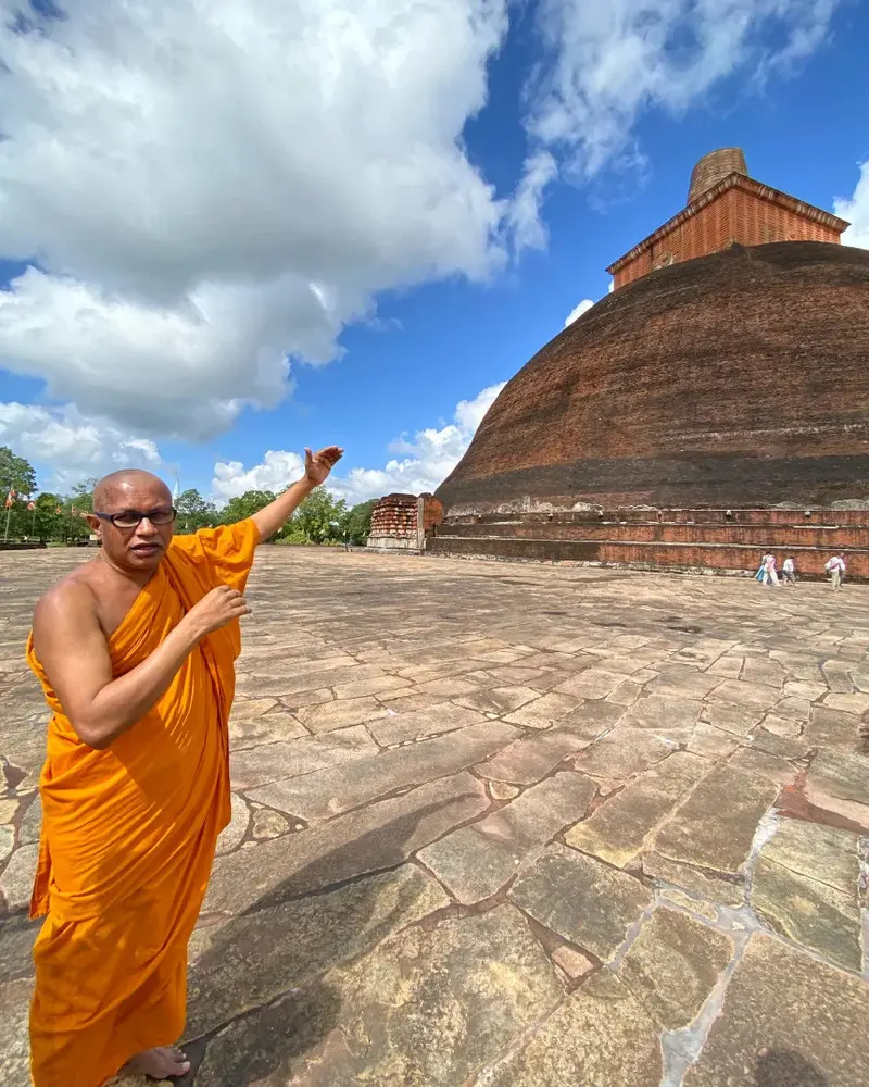 استوبا (Stupa) باستانی در سریلانکا با معماری آجری و عظیم