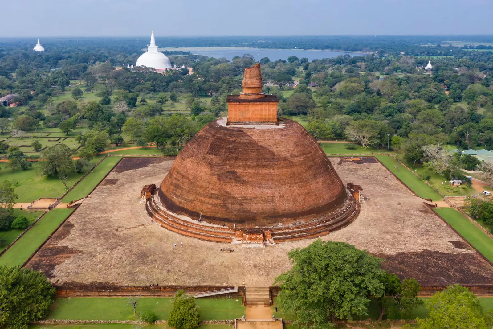 استوپای باستانی (Stupa) با ساختار گنبدی آجری در میان طبیعت سریلانکا