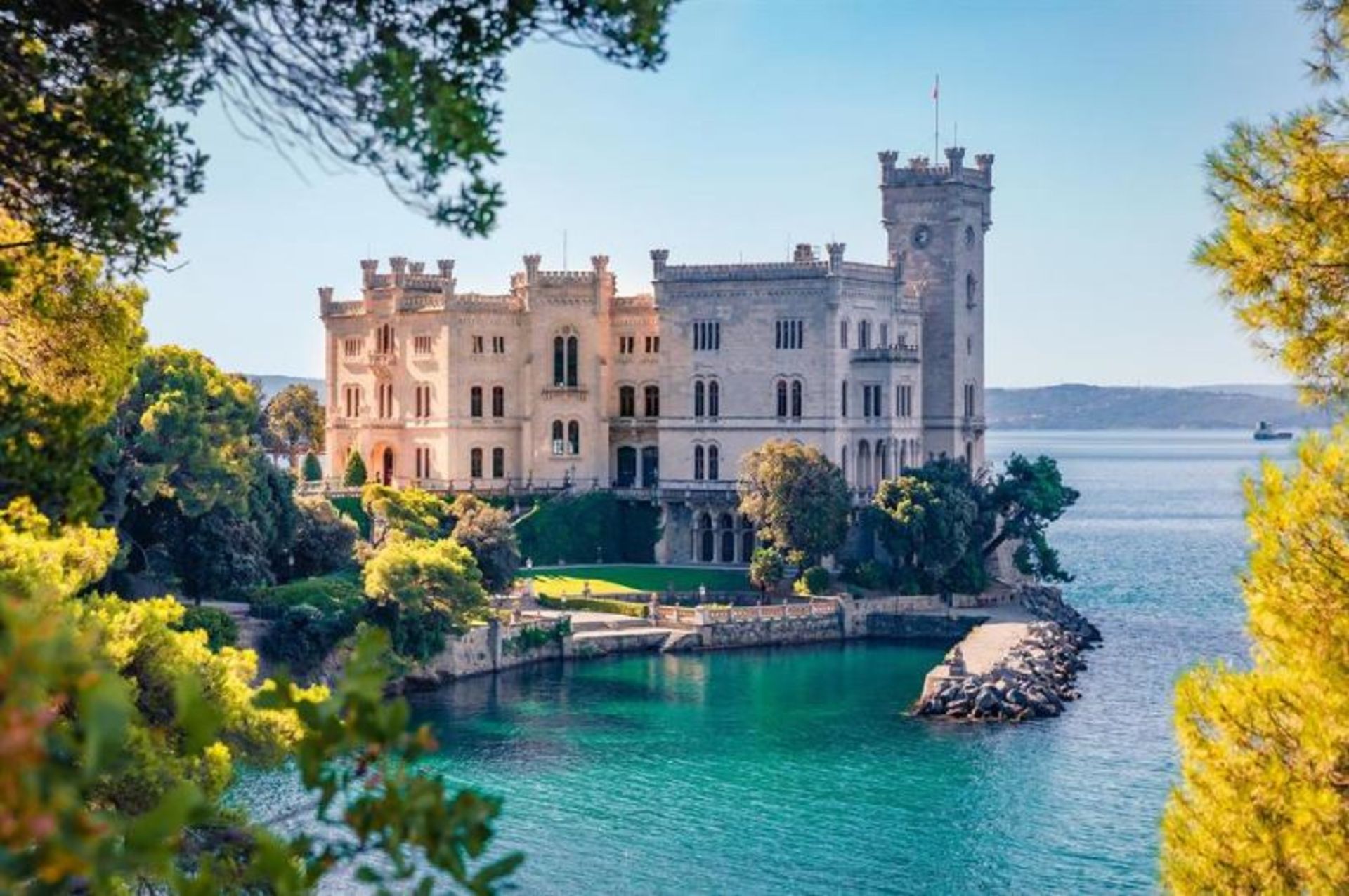 نمای بیرونی قلعه میرامار و طبیعت اطراف آن در ایتالیا