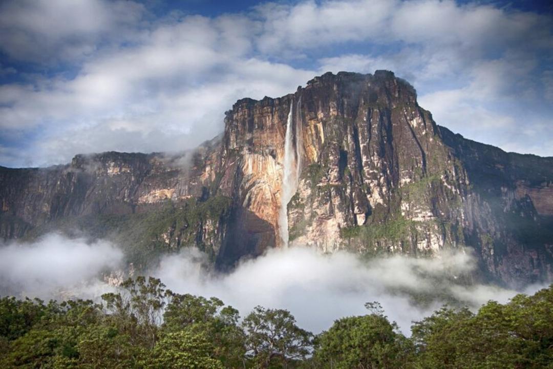 آبشار آنجل (Angel Falls) که از ارتفاع بالای کوهستان ونزوئلا به پایین می‌ریزد