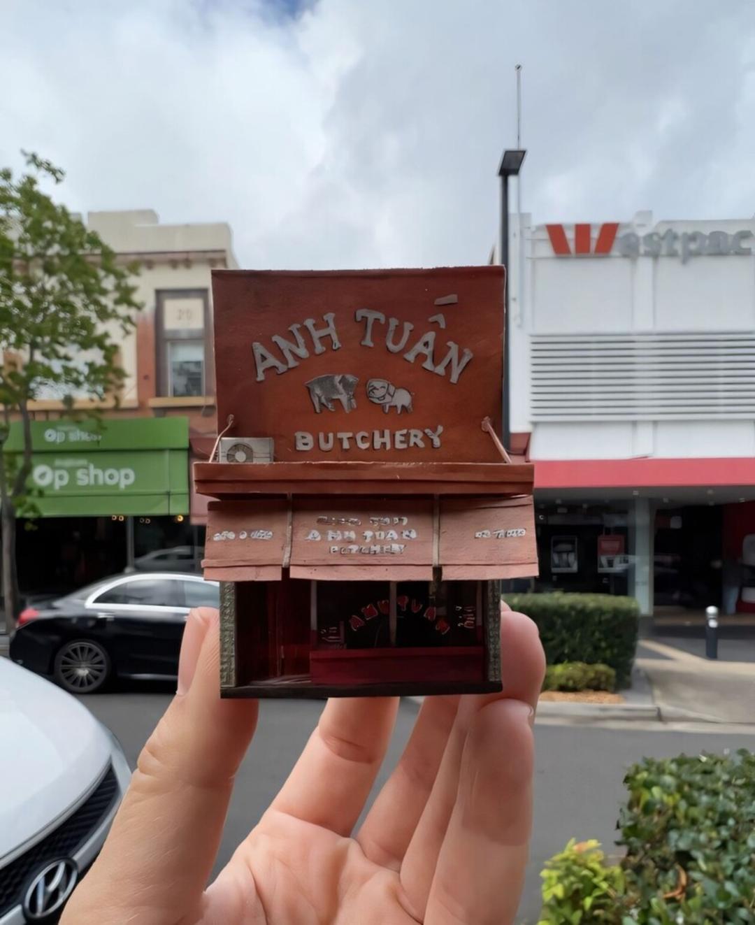 مینیاتور دست‌ساز مغازه قصابی آن توآن (Anh Tuấn Butchery) در دست یک فرد