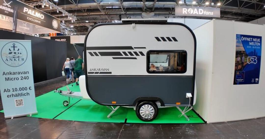 کاروان انکاروان میکرو (Ankaravan Micro 240) با بدنه خاکستری و پنجره بزرگ