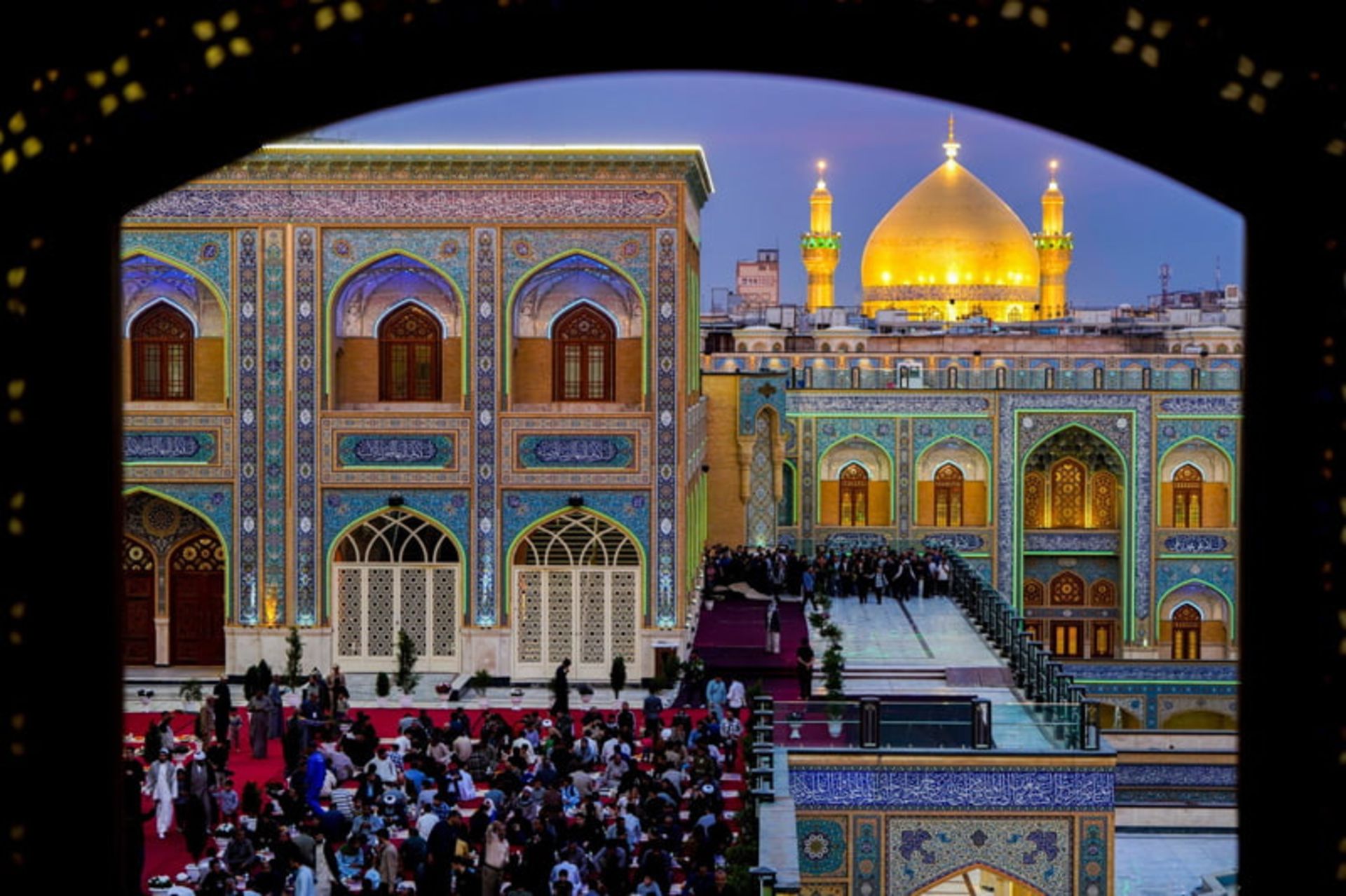 افطار ماه رمضان در حرم حضرت علی (ع)