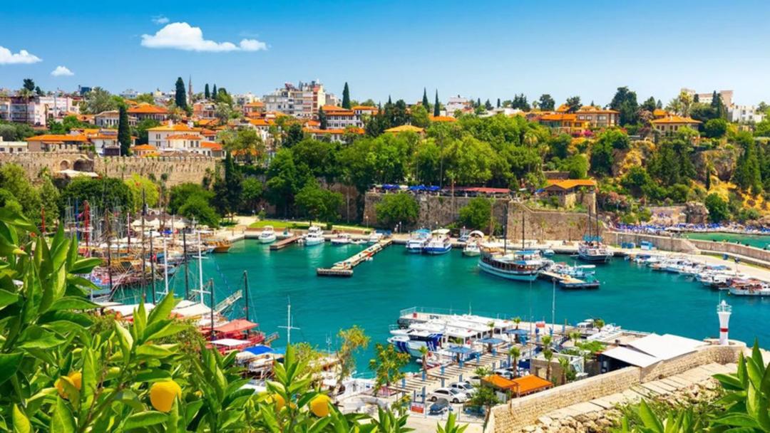 بندر آنتالیا (Antalya) با قایق‌های متعدد در آب‌های فیروزه‌ای و ساختمان‌های ساحلی