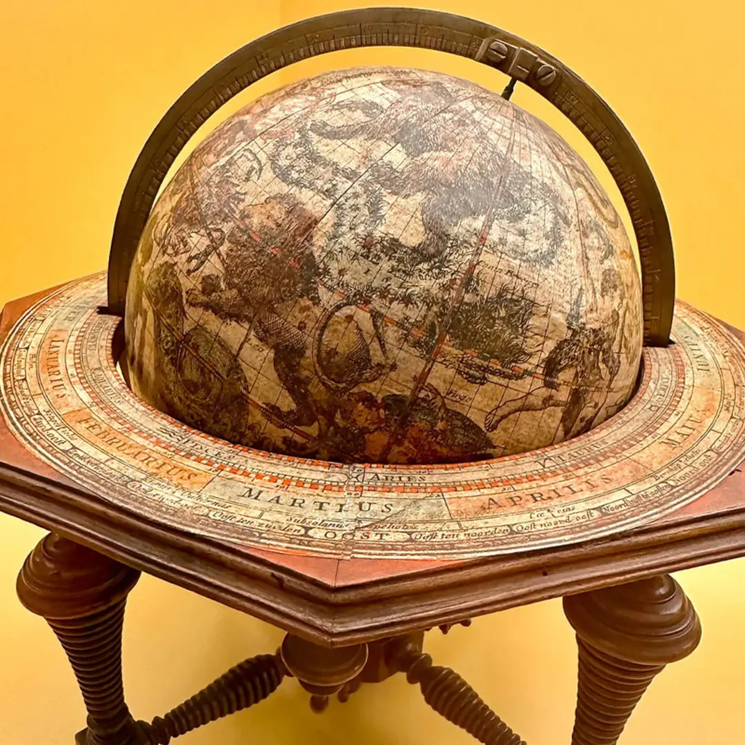 گلوب قدیمی (Antique Globe) با نقشه‌های تاریخی و پایه چوبی تزئین شده