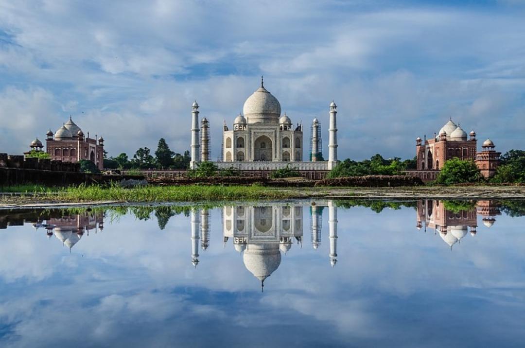 انعکاس ساختمان تاج محل در آب