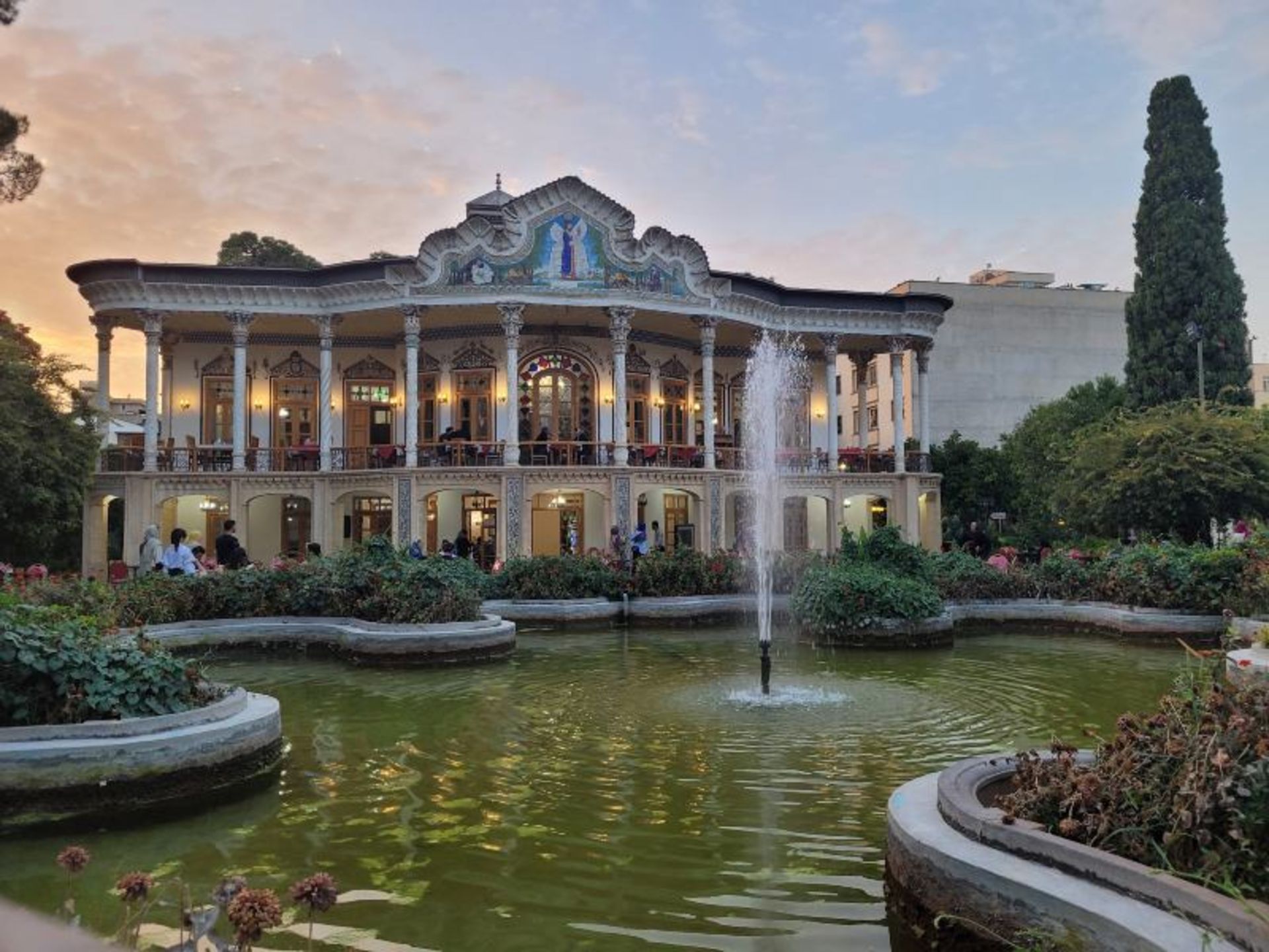 حوض فضای باز کافه رستوران باغ عمارت شاپوری شیراز