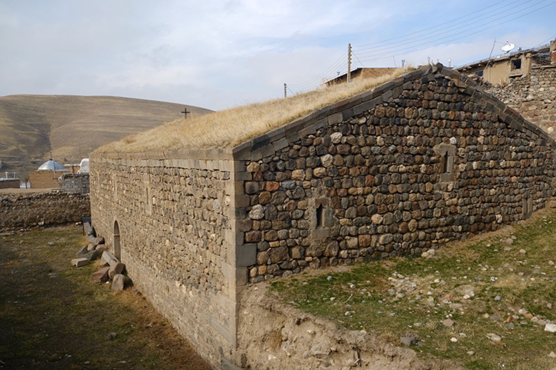 ساختمان کلیسای موجومبار در روستای موجومبار