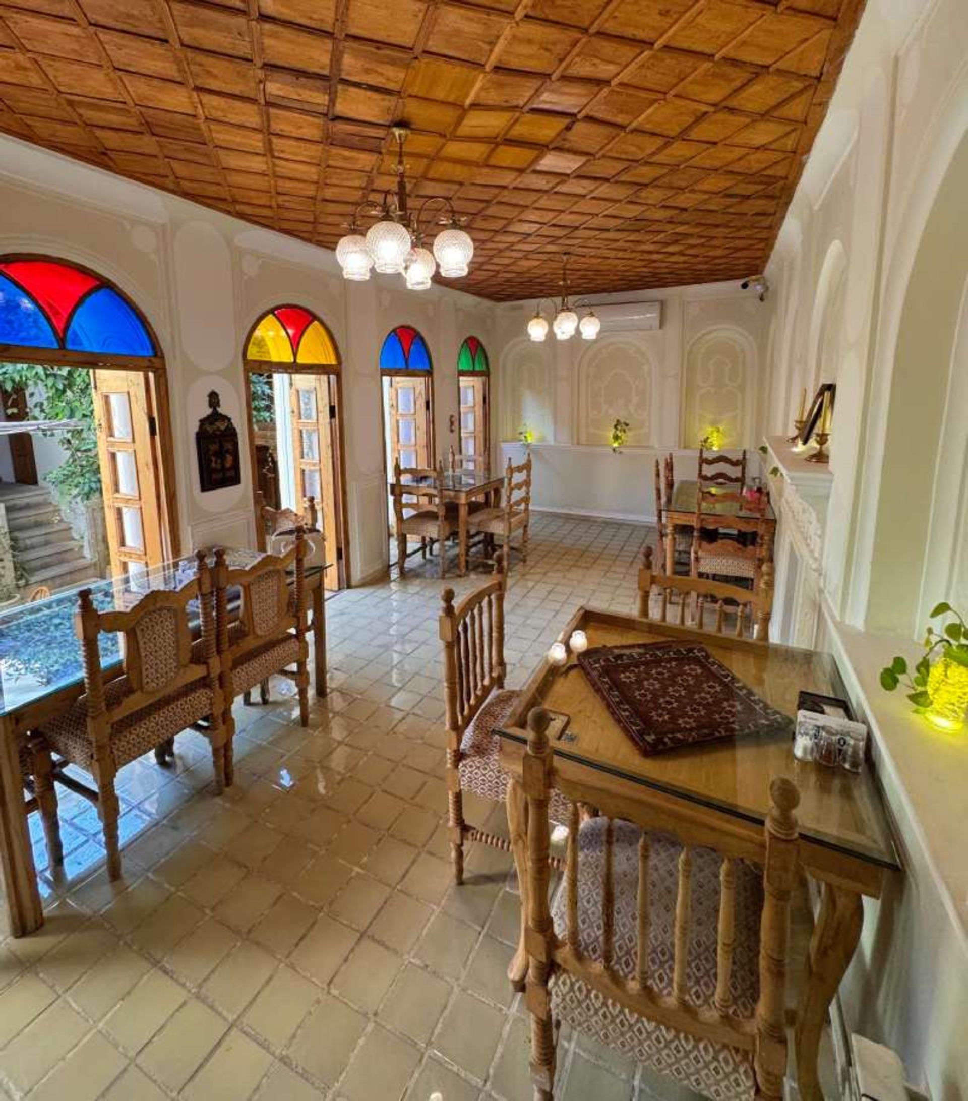 فضای سرپوشیده رستوران موزه زرنگار شیراز