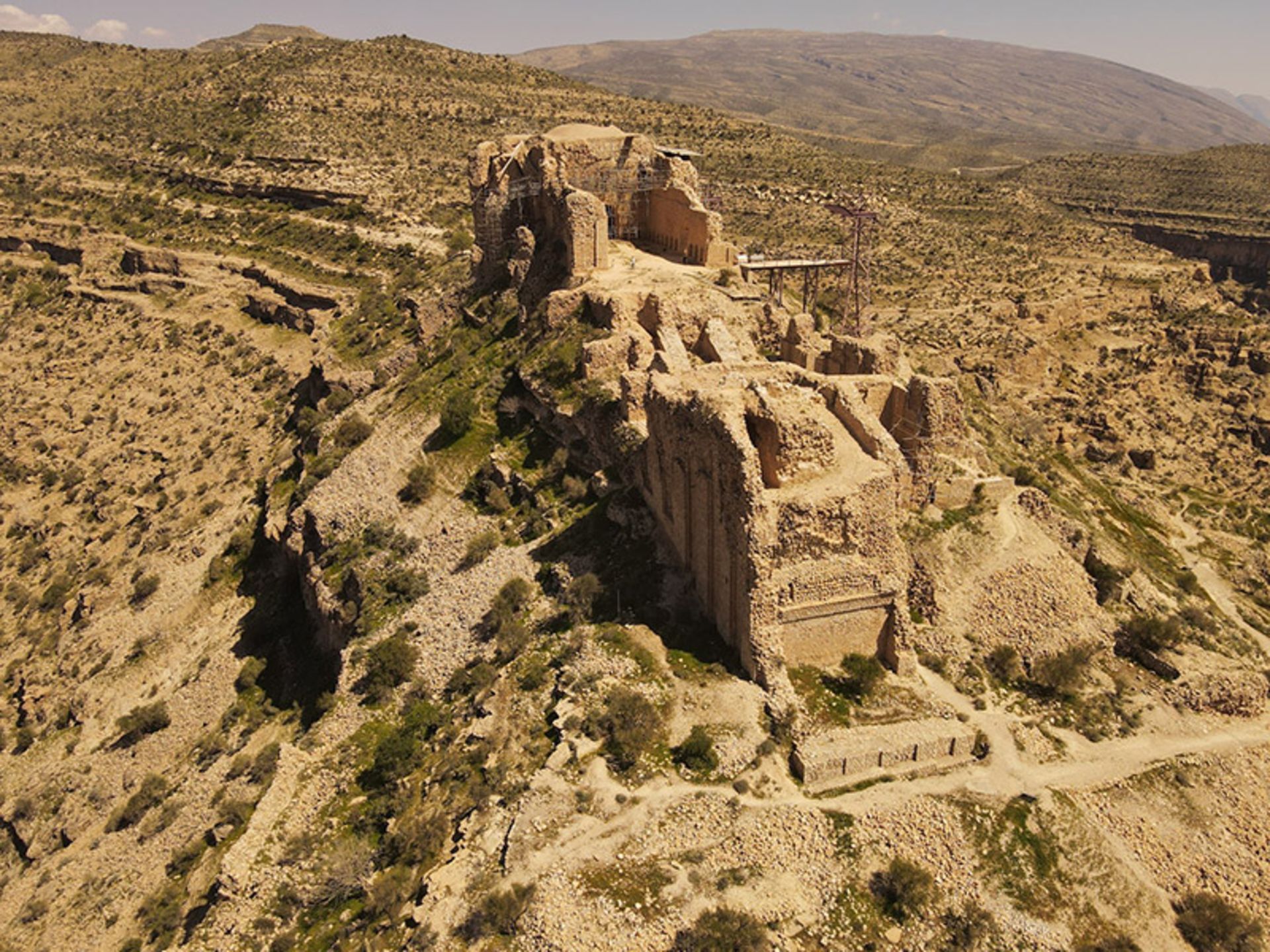 تصویر هوایی از قلعه دختر فیروزآباد در دامنه کوه