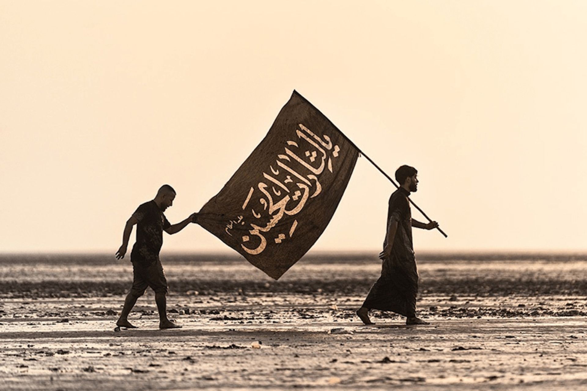 حمل پرچم امام حسین (ع) در پیاده روی اربعین