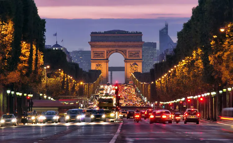 طاق پیروزی (Arc de Triomphe) در میان ترافیک خودروها در پاریس