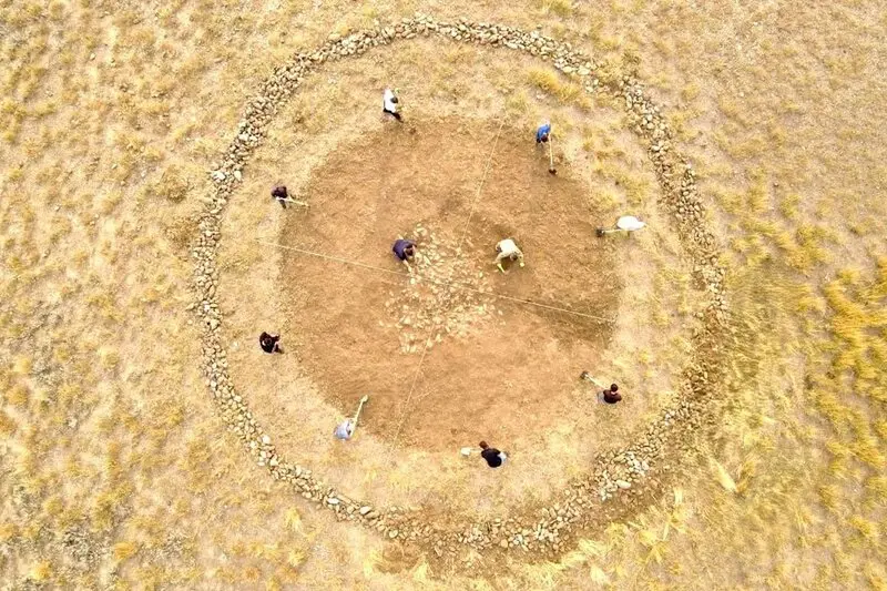 کاوشگران در حال حفاری در محوطه یک گور باستانی ۳۶۰۰ ساله