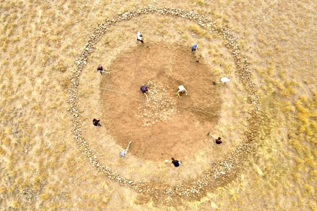 کاوشگران در حال حفاری در محوطه یک گور باستانی ۳۶۰۰ ساله