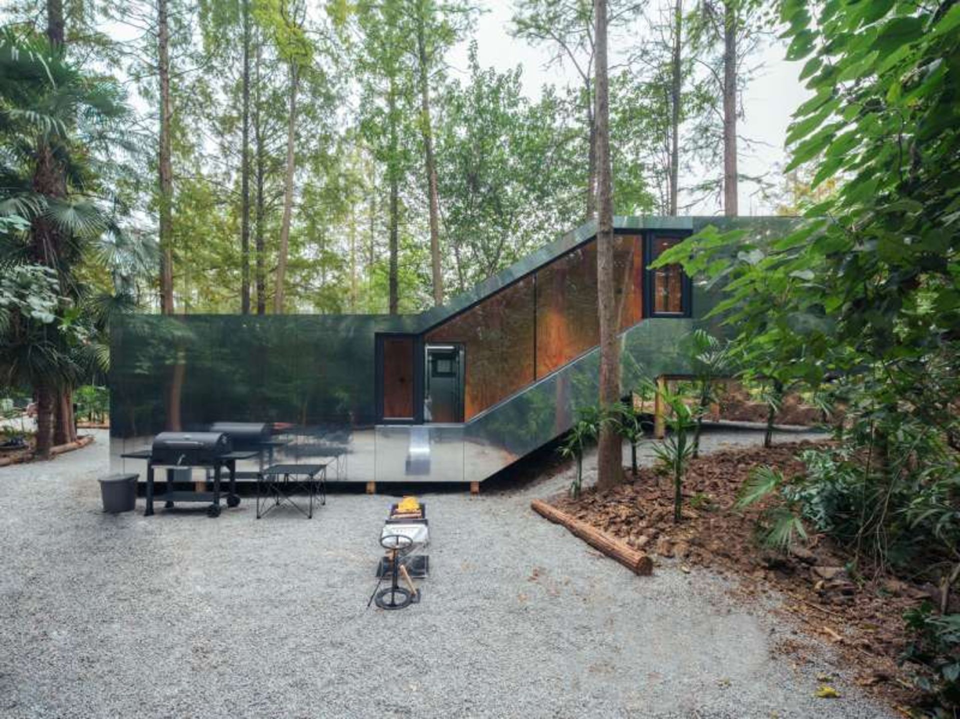 امکانات فضای باز اقامتگاه کمپ مخفی چین